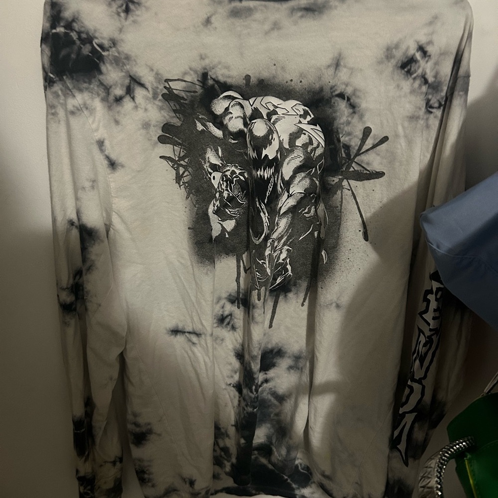 Men's Black and White Graphic Long Sleeve Shirt